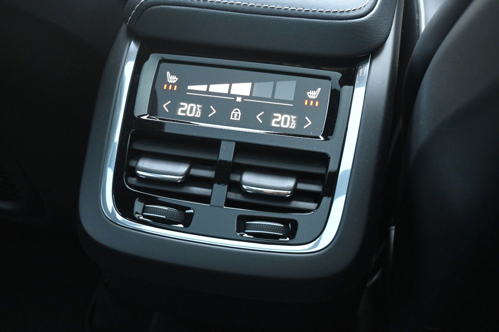 Volvo XC60 B4 AWD Ultimate - Samsaru's Car Outlet