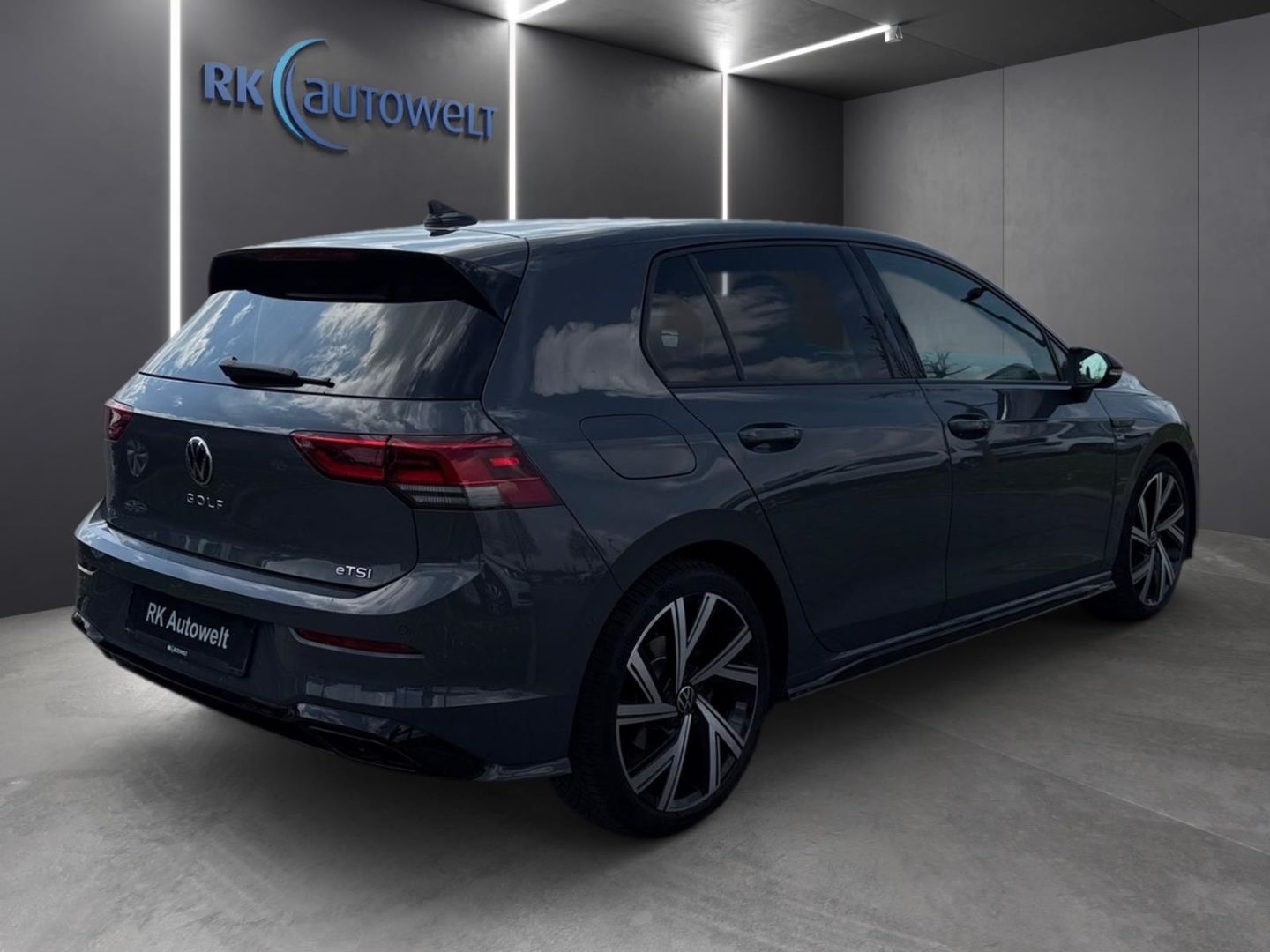 Volkswagen Golf 8 VIII R-Line 1.5 eTSI - Samsaru's Car Outlet