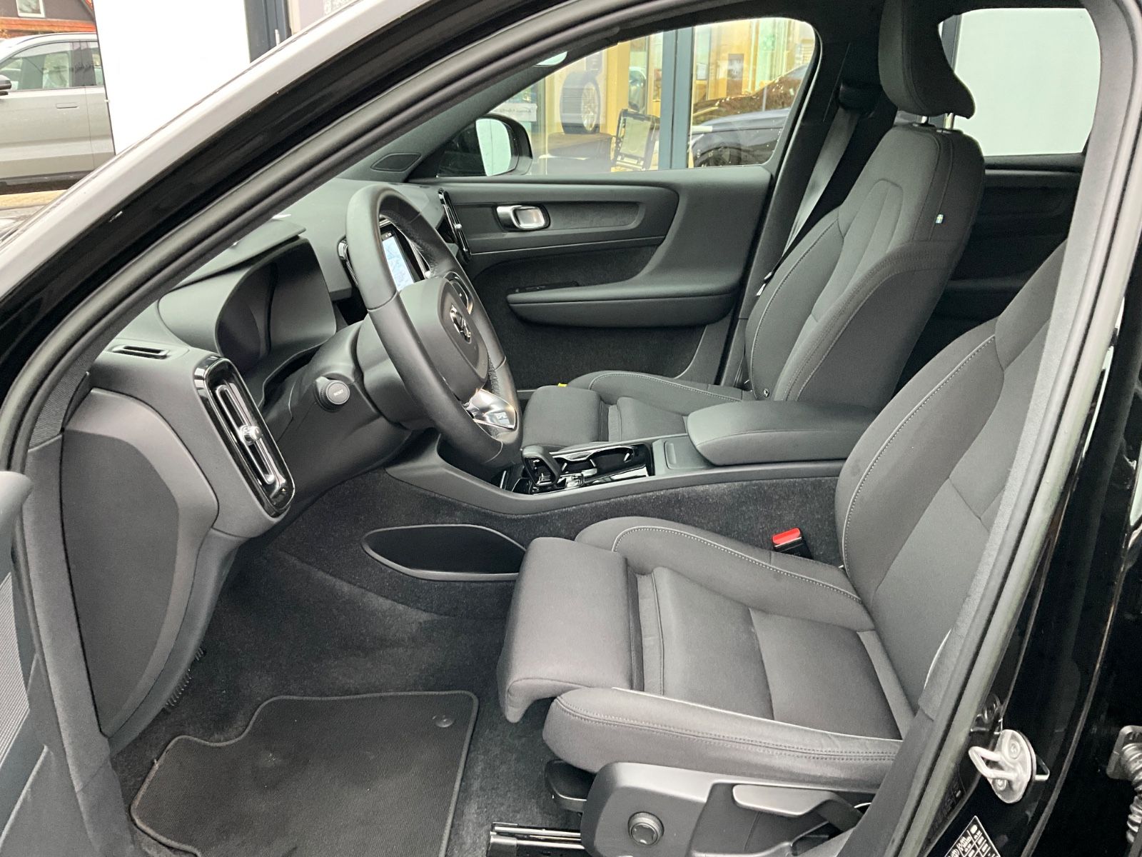 Volvo XC40 Core Recharge Pure Electric AWD