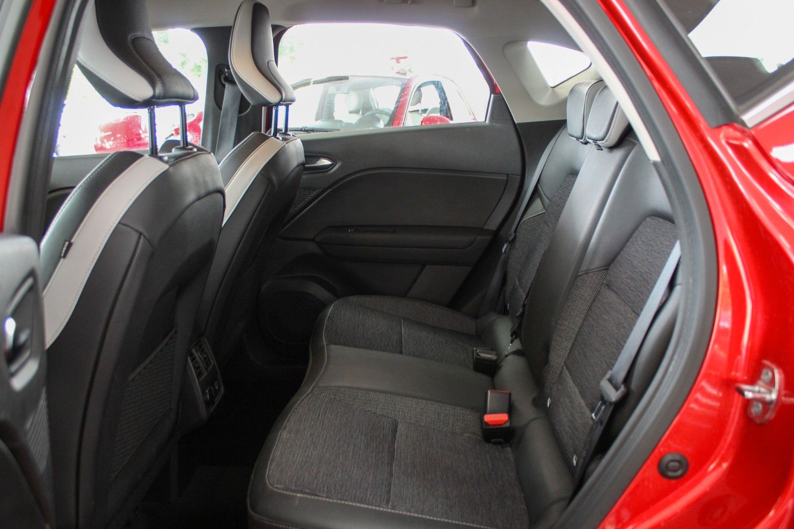Renault Captur 1.6 E-Tech Hybrid Intens - Samsaru's Car Outlet