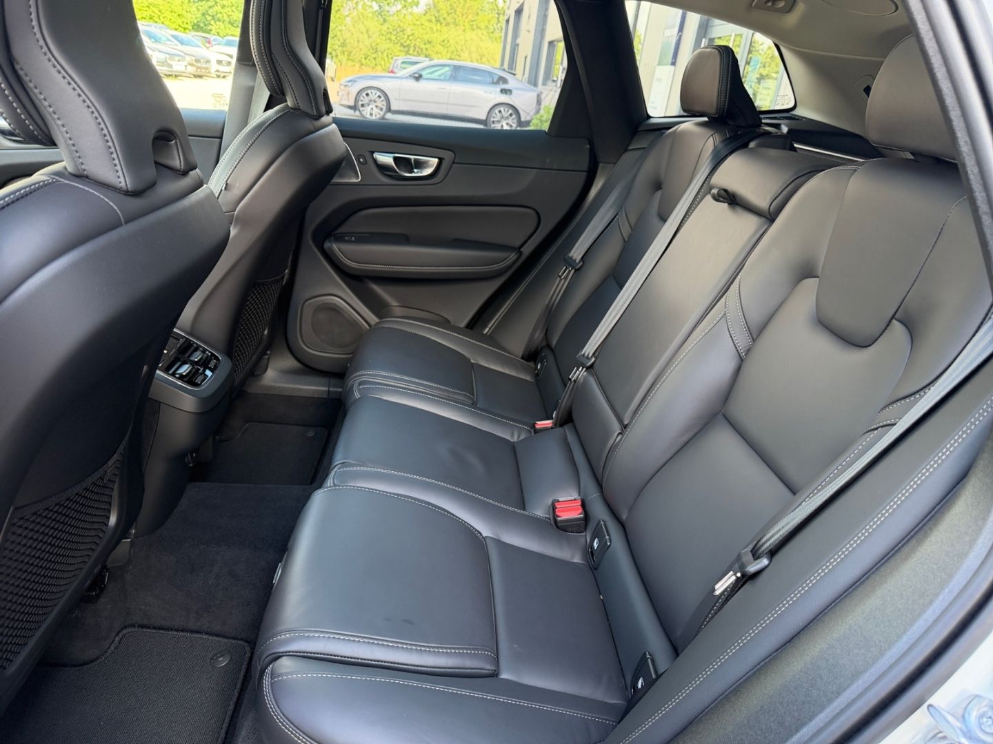 Volvo XC60 Ultra Dark AWD B5 Benzin EU6d HUD AD AHK Di