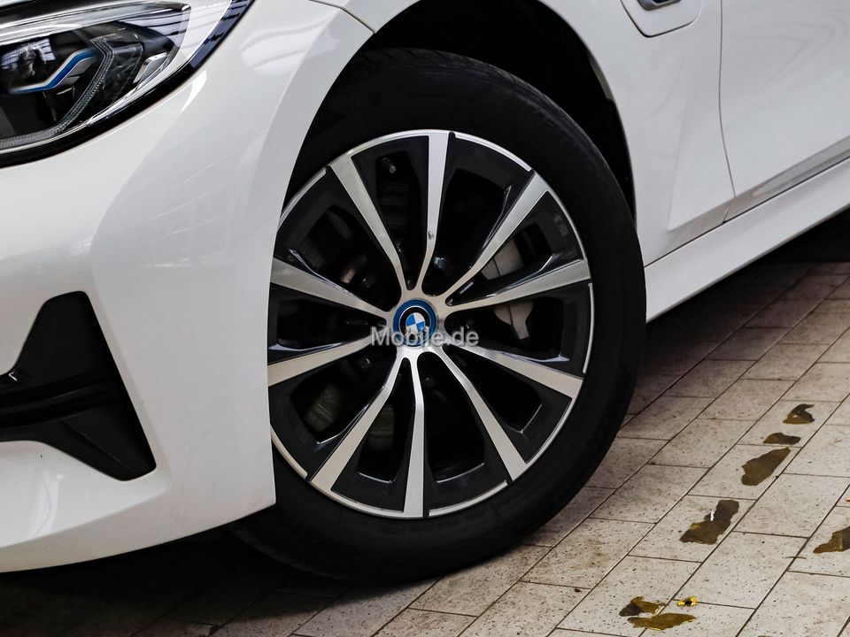 BMW 330e Touring Advantage - Samsaru's Car Outlet