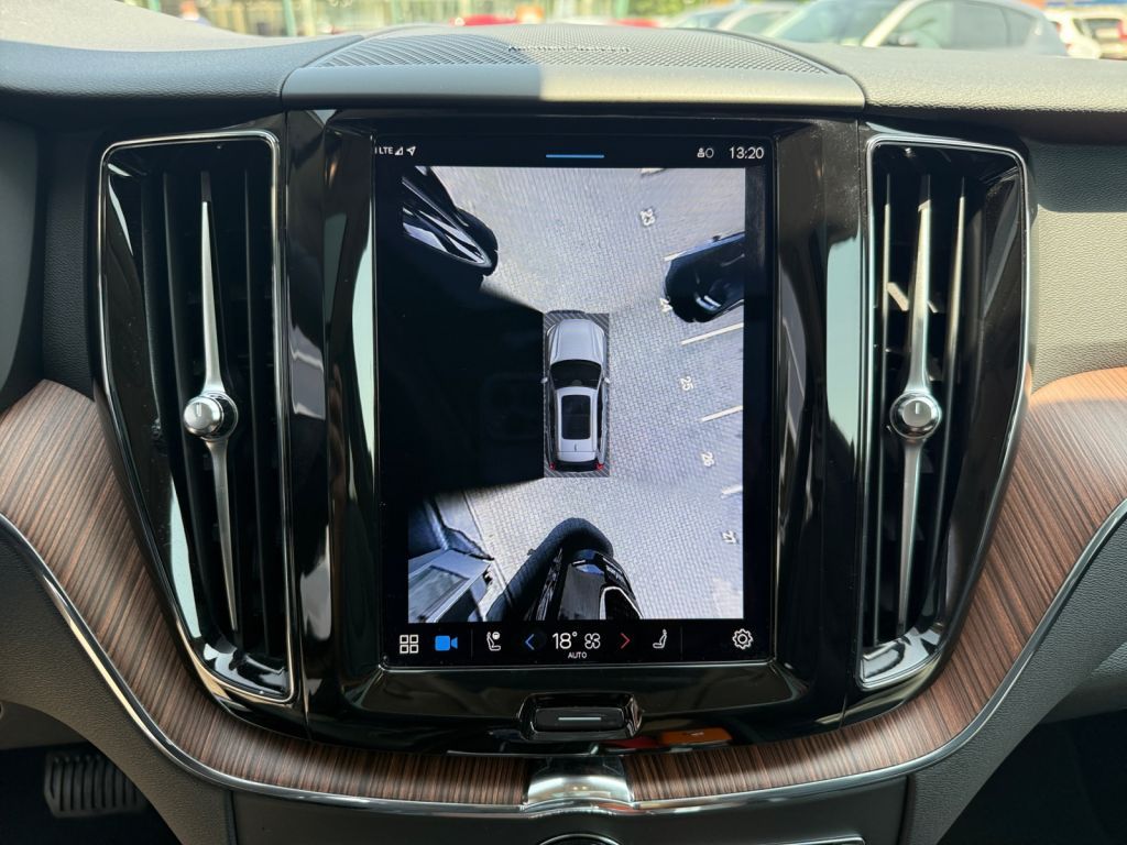 Volvo XC60 T6 AWD Recharge Plus Bright Luftfahrwerk AH