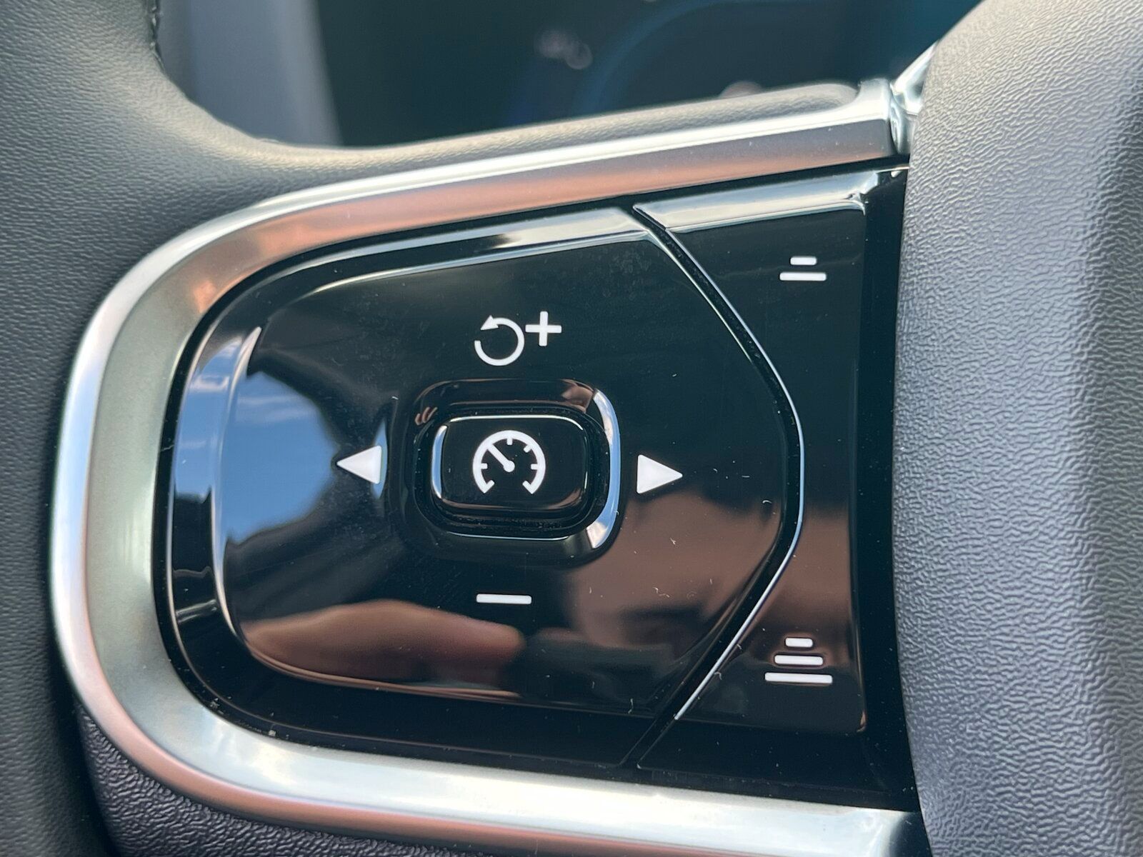 Volvo XC60 T6 Plus Dark AHK|PANO|20"|LEDER|FLED|