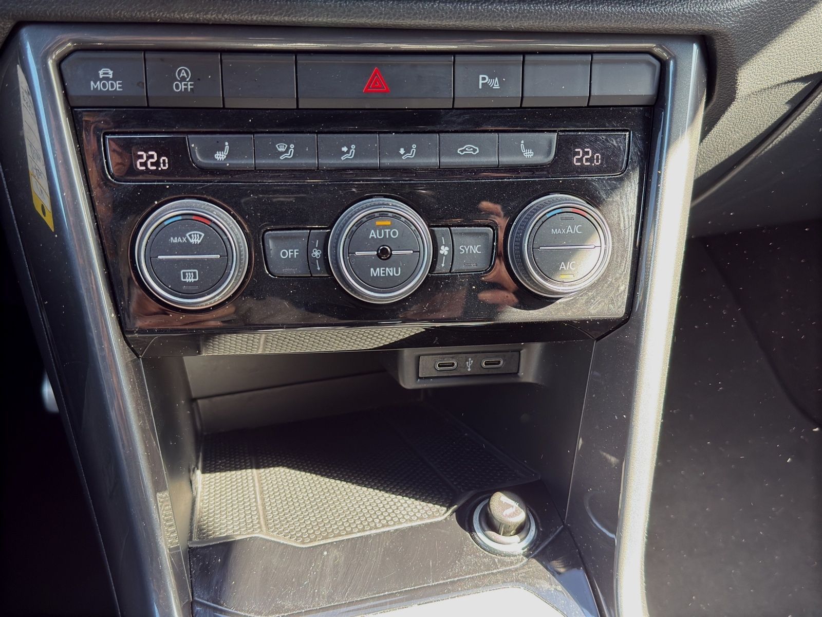 Volkswagen T-Roc 1.5 TSI DSG R-LINE - Samsaru's Car Outlet