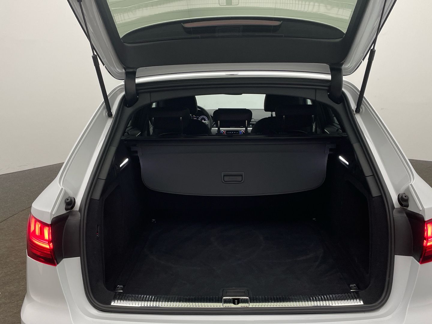 Audi A4 Avant S line 45 TFSI quattro - Samsaru's Car Outlet