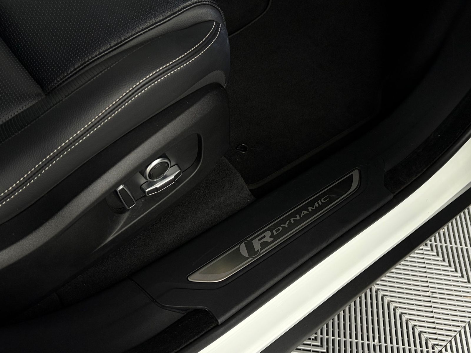 Jaguar F-PACE P250*R-Dynamic S*AWD*BLACK PACK*360°KAM*