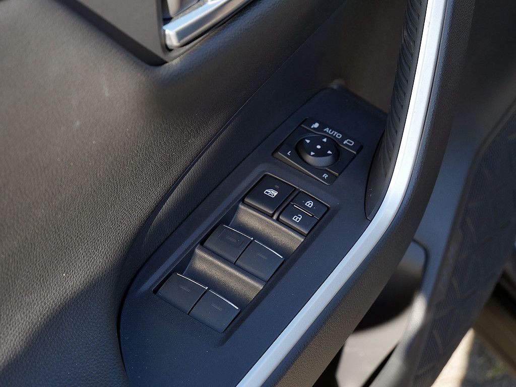 Toyota RAV 4 Plug-in Hybrid 4x4 AHK 1850 KG HUD teampla