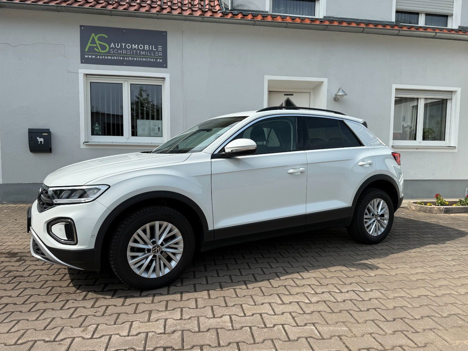 Volkswagen T-Roc Life - Samsaru's Car Outlet