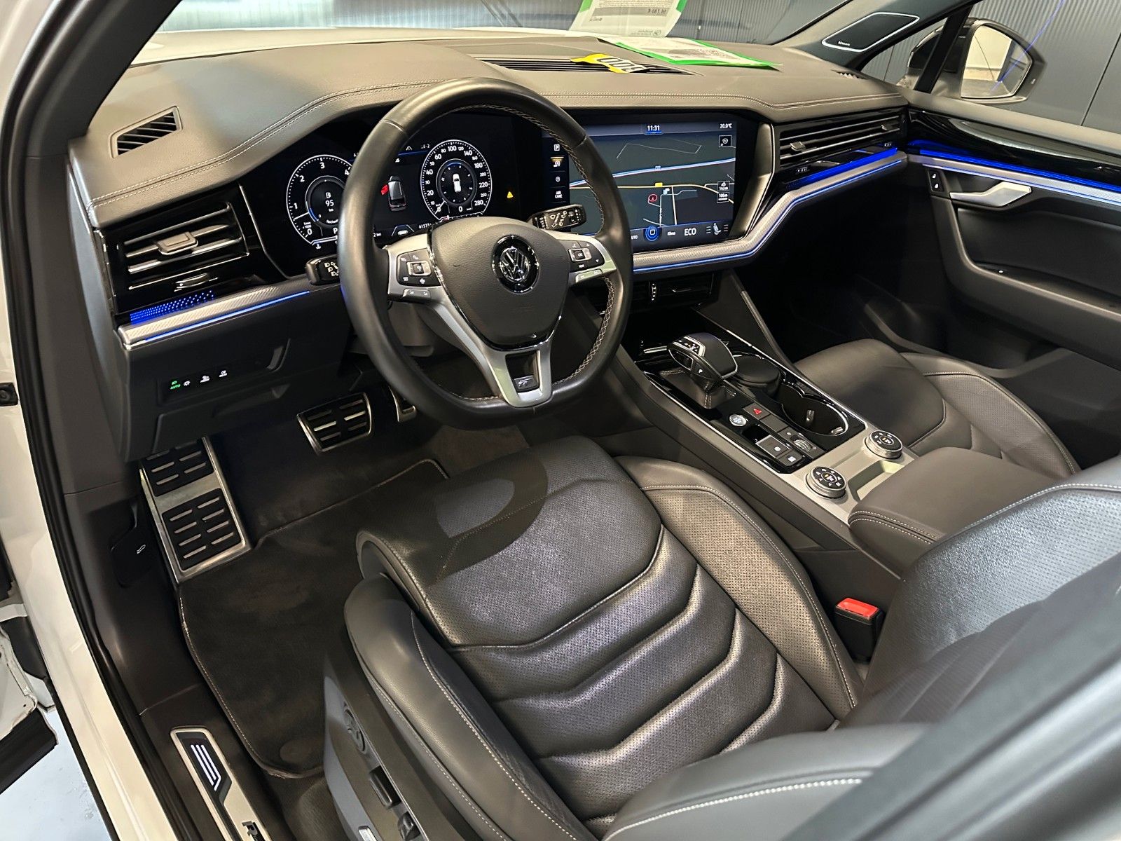 Volkswagen Touareg R-Line 4Motion Black - Samsaru's Car Outlet