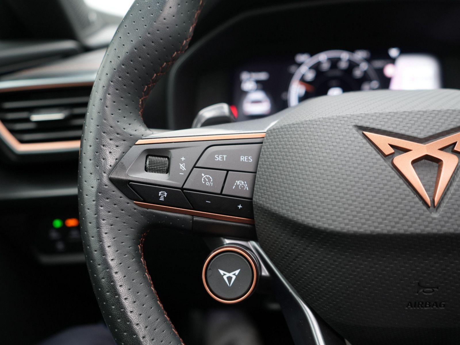 Cupra Formentor VZ NAVI VIRT CARPLAY KAM LED SHZ PDC