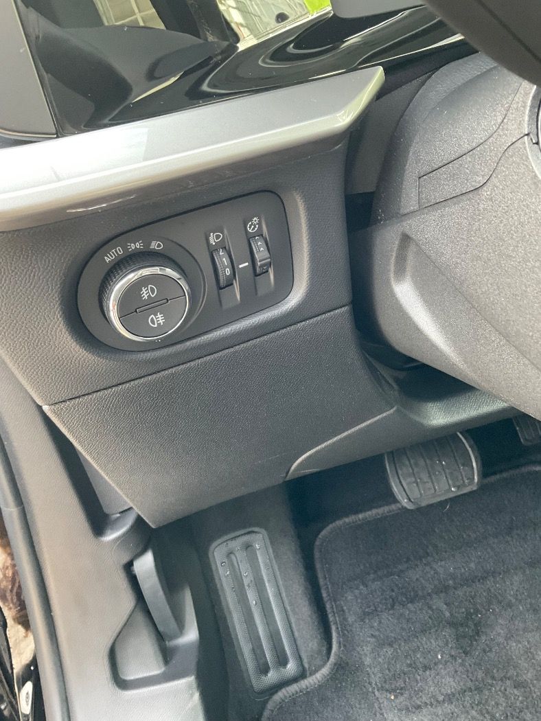 Opel Mokka e Elegance - Samsaru's Car Outlet