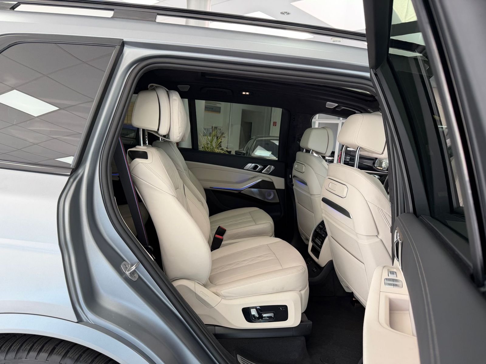 BMW X7 M60 i*PANO-SKY*B&W*HUD*KRISTALL*6-SITZ*360°