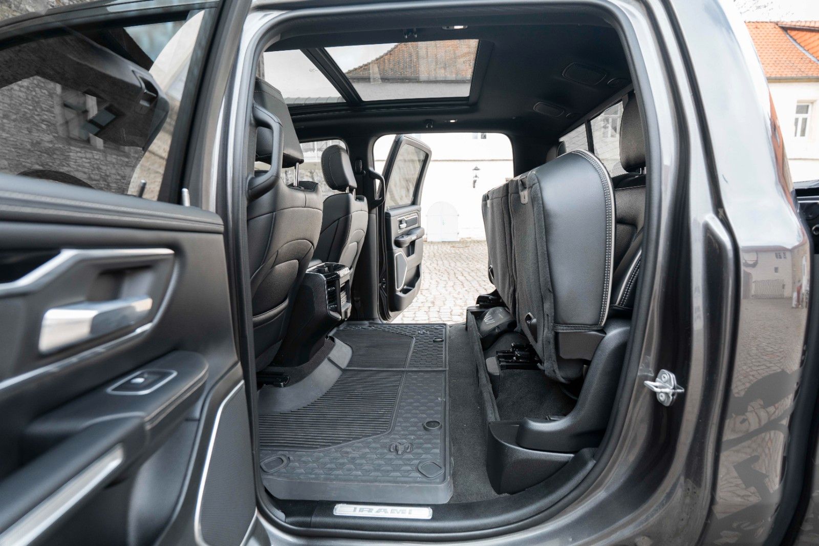 Dodge RAM 5,7L Laramie CC 4X4 360° LED CARPLAY LPG AHK
