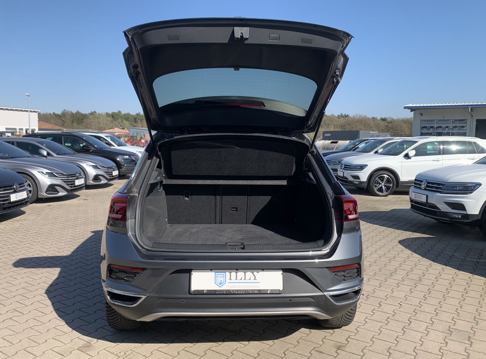 Volkswagen T-Roc 1.5 TSI Sport - Samsaru's Car Outlet