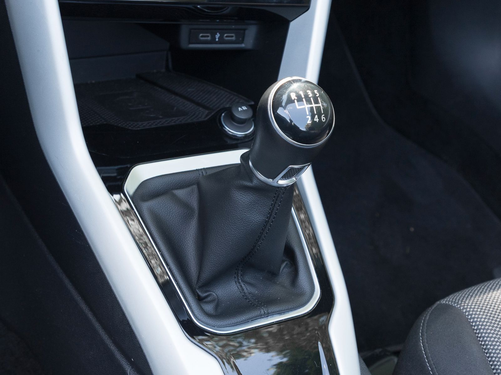 Volkswagen T-Roc 1.0 TSI Style - Samsaru's Car Outlet