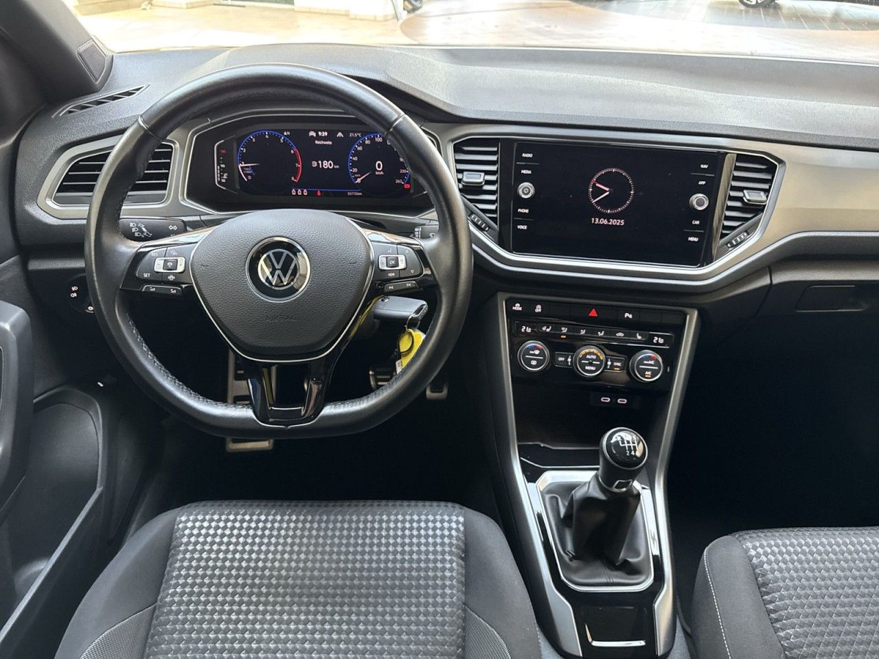 Volkswagen T-Roc 1.5 TSI Active - Samsaru's Car Outlet