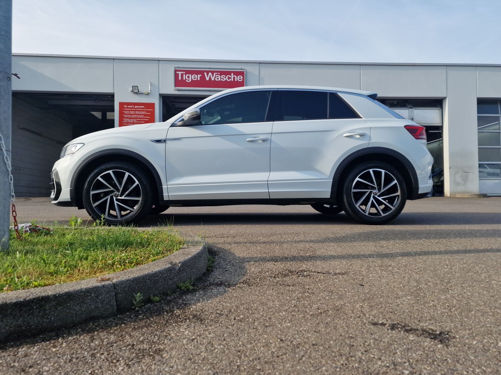 Volkswagen T-Roc 2.0 TSI 4MOTION DSG R - Samsaru's Car Outlet