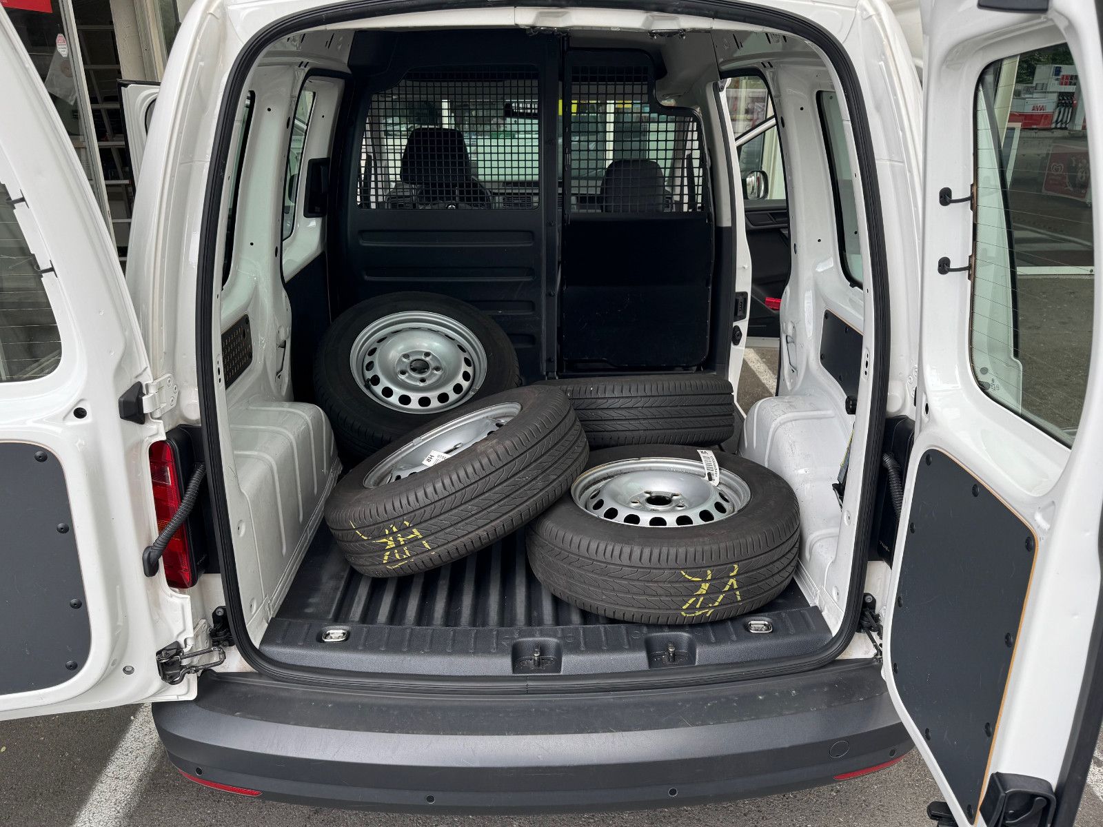 Volkswagen Caddy 2,0 TDI DSG - Samsaru's Car Outlet