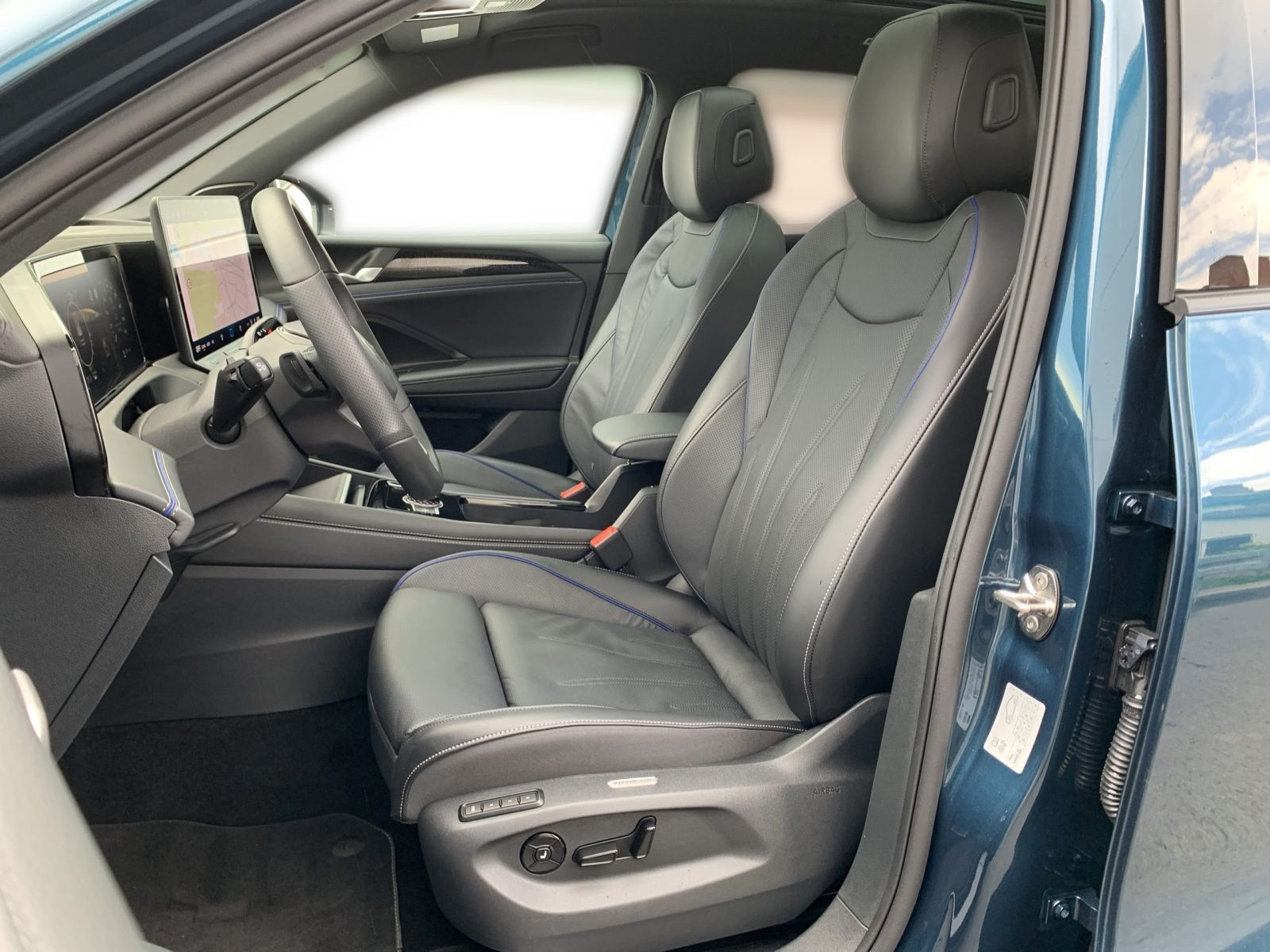 Volkswagen Tiguan 1.5 eHYBRID R LINE IQ.LIGHT+AHK+PANO+ACC