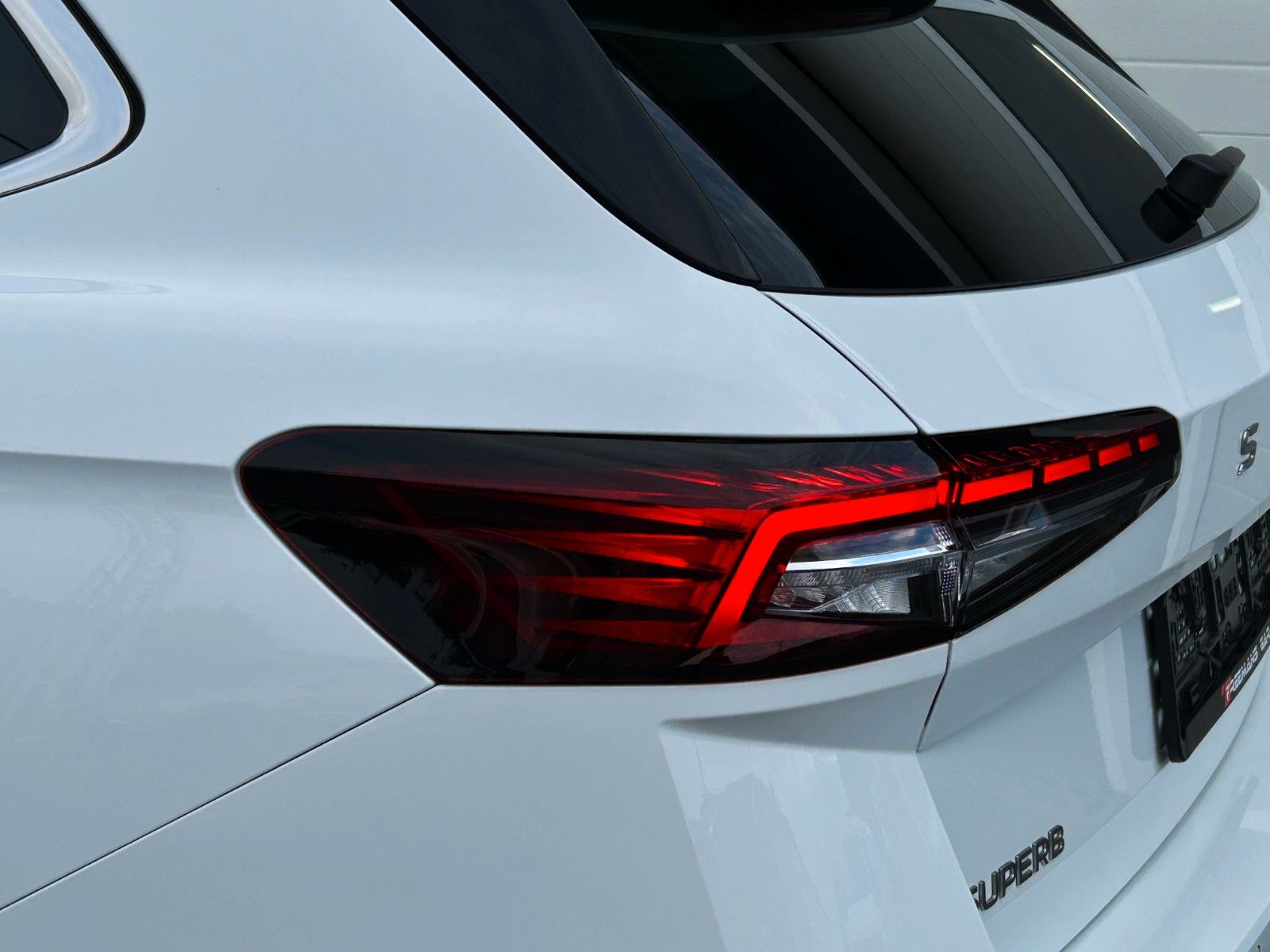 Skoda SUPERB COMBI 4x4 L&K*STHEIZ*VOLL*GARANTIE-2030*