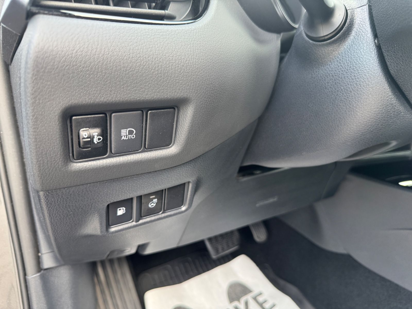 Toyota C-HR Hybrid Style - Samsaru's Car Outlet