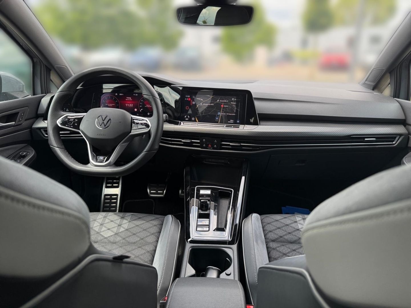 Volkswagen Golf 8 VIII R-Line 1.5 eTSI - Samsaru's Car Outlet