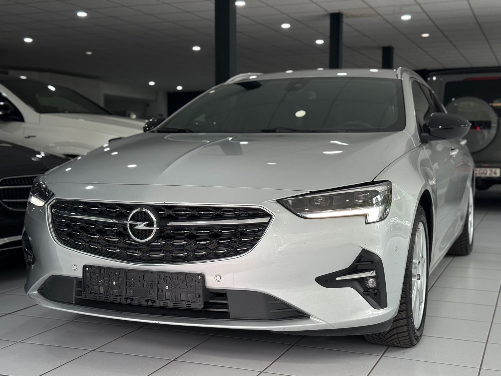 Opel Insignia 2.0 B Sports Tourer Elegance - Samsaru's Car Outlet