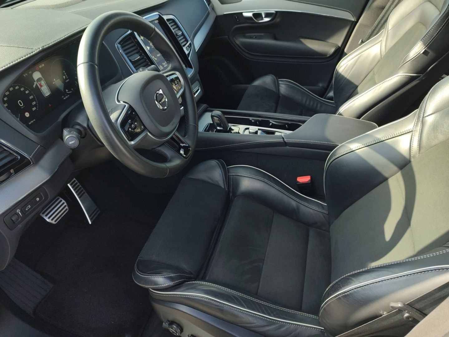 Volvo XC90 R Design Plug-In AWD 7-Sitzer AHK ACC Pano