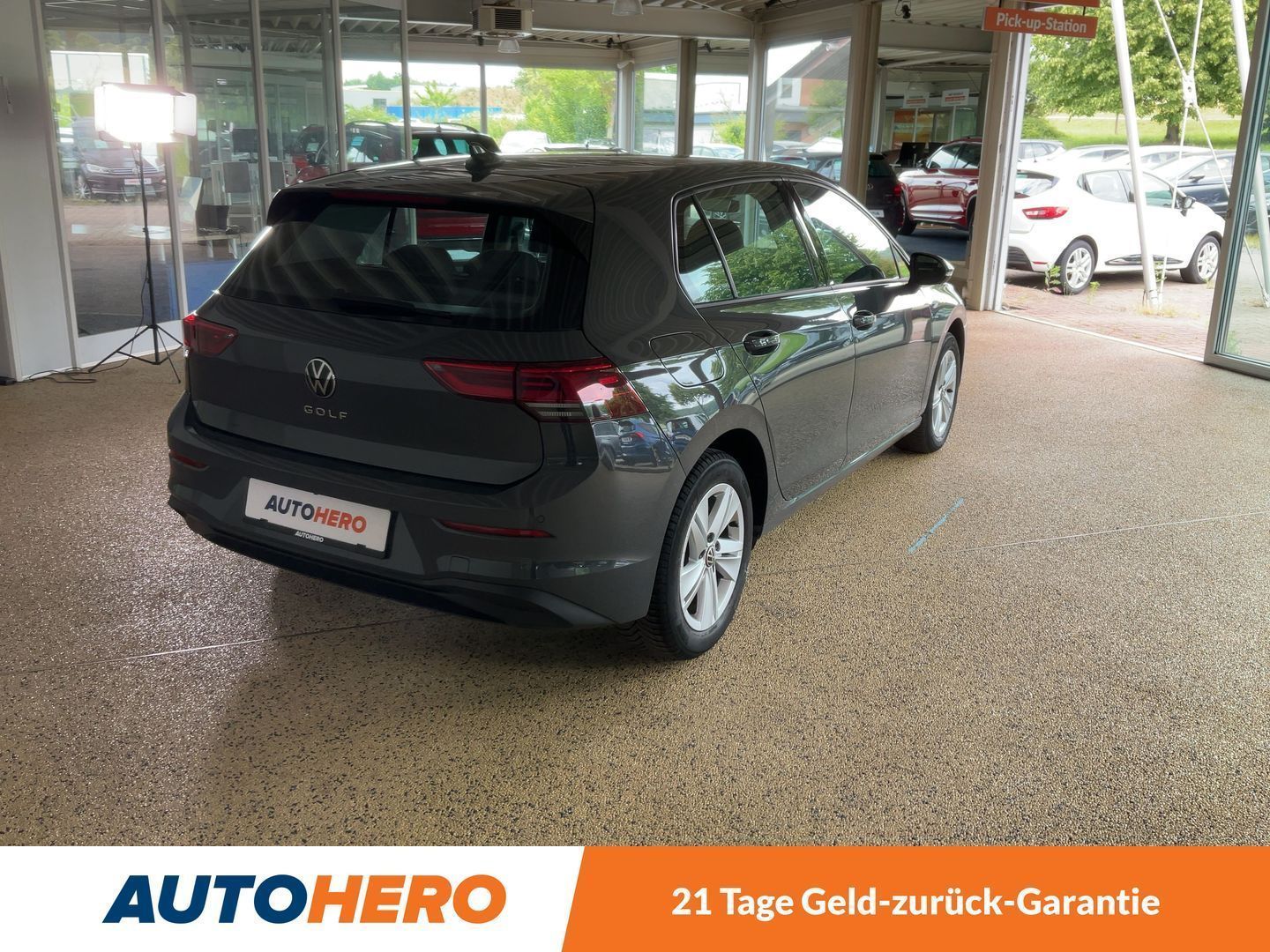Volkswagen Golf VIII 1.5 TSI ACT Life - Samsaru's Car Outlet