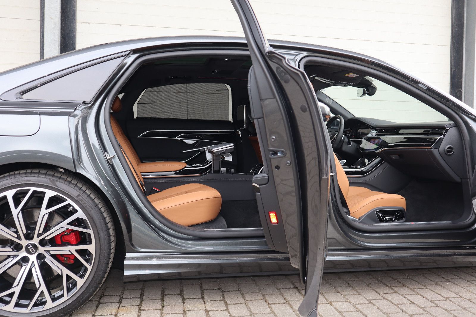 Audi A8L 60 TFSIe lang BLACK - Samsaru's Car Outlet