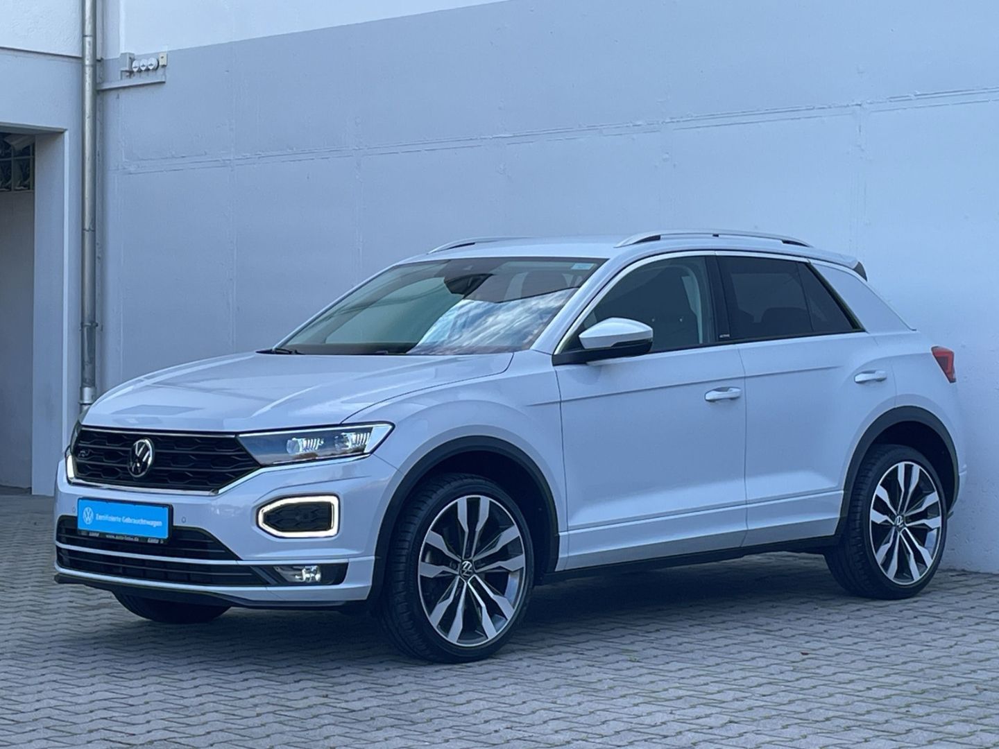 Volkswagen T-Roc 1.5 TSI DSG R-Line - Samsaru's Car Outlet