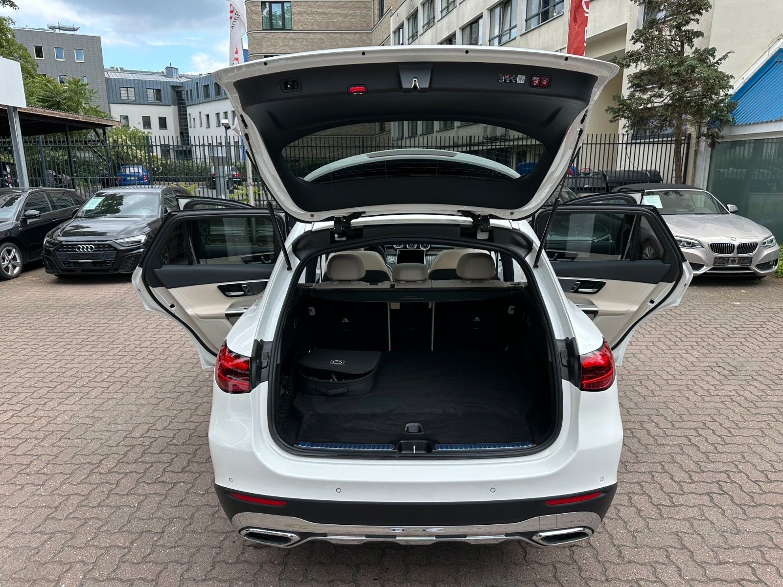 Mercedes-Benz GLC 400e 4M - Samsaru's Car Outlet