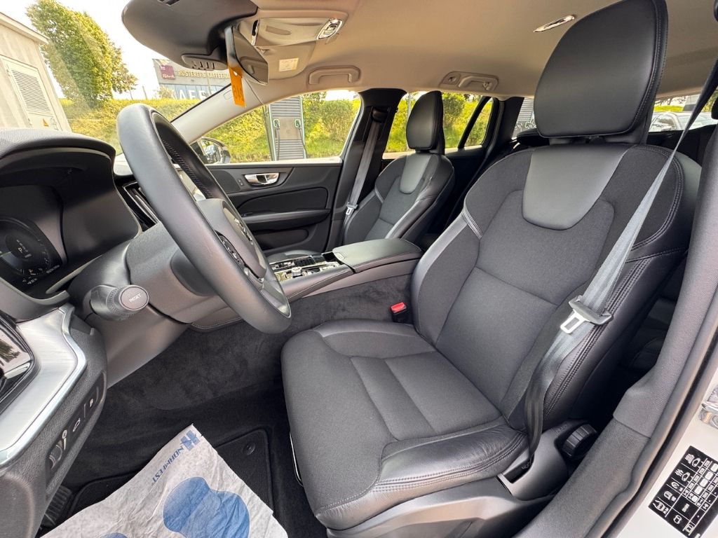 Volvo V60 R-Design Expression Recharge Plug-In Hybrid