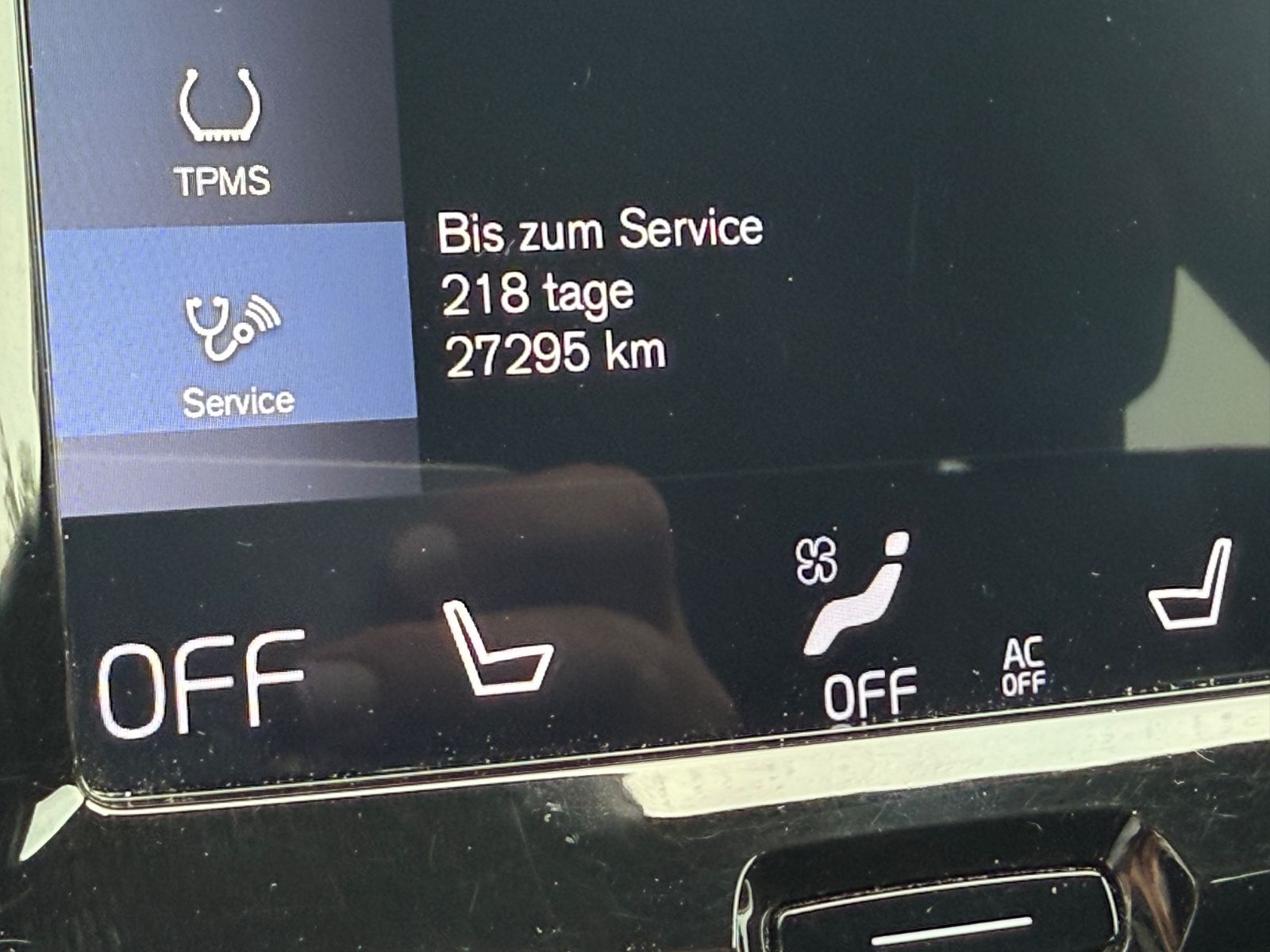 Volvo XC60 Momentum Pro AWD - Samsaru's Car Outlet