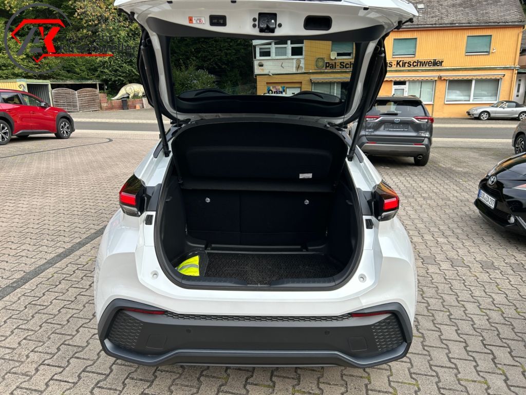 Toyota C-HR 1.8 Hybrid Black&White