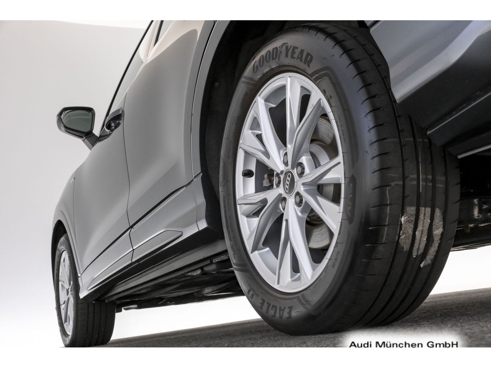 Audi Q3 45 TFSI qu. S tronic S line - Samsaru's Car Outlet