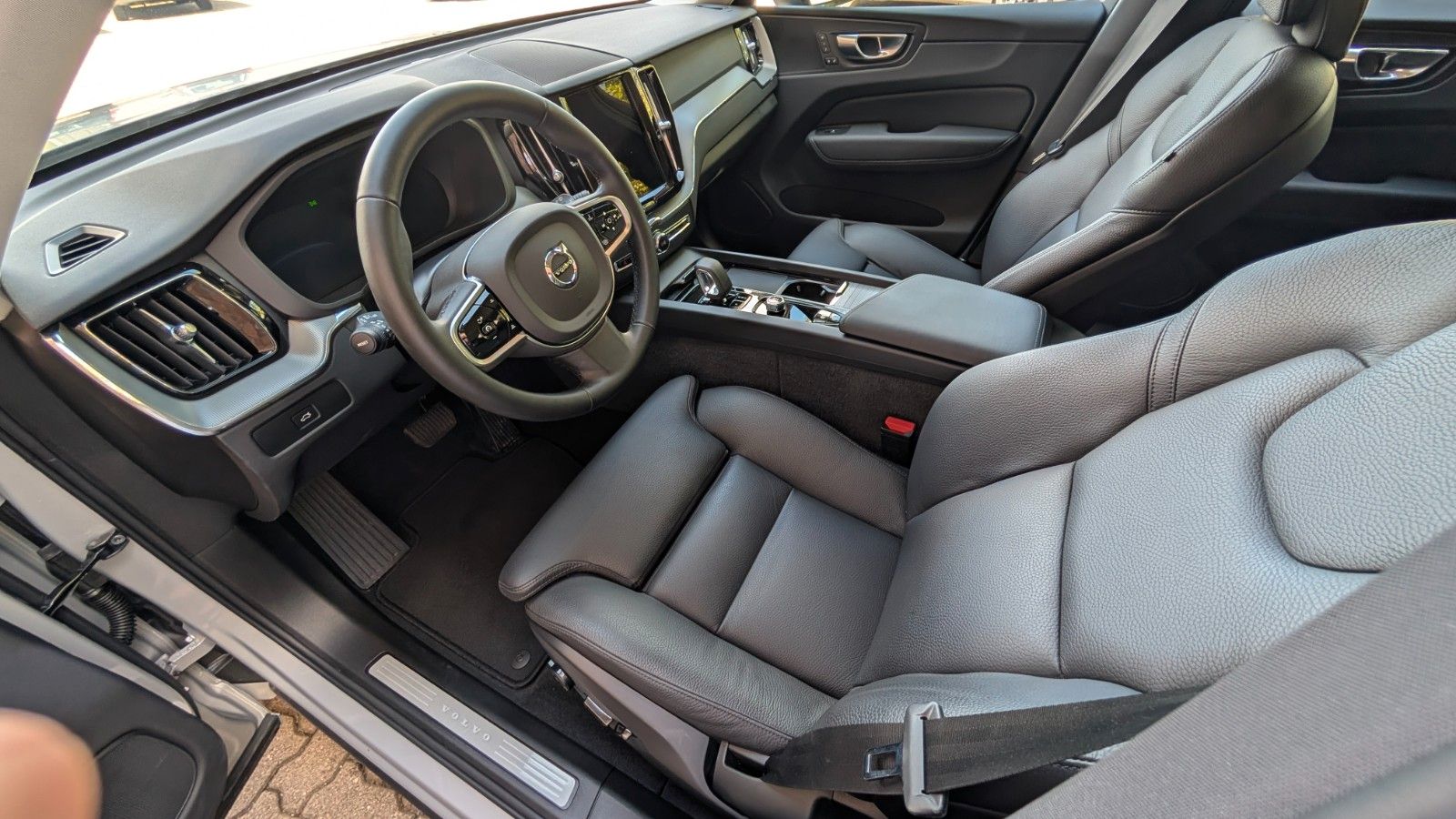 Volvo XC 60 B5 Plus Dark AWD - Samsaru's Car Outlet