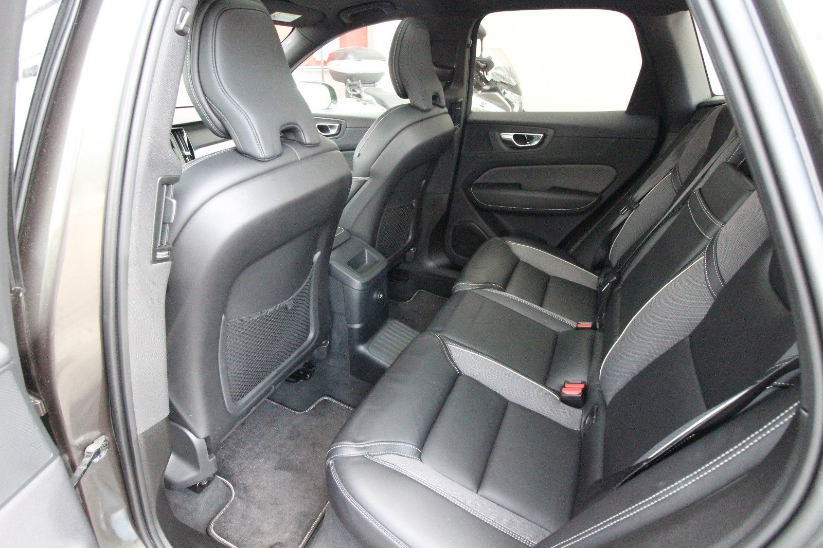 Volvo XC60 T8 R Design AWD - Samsaru's Car Outlet