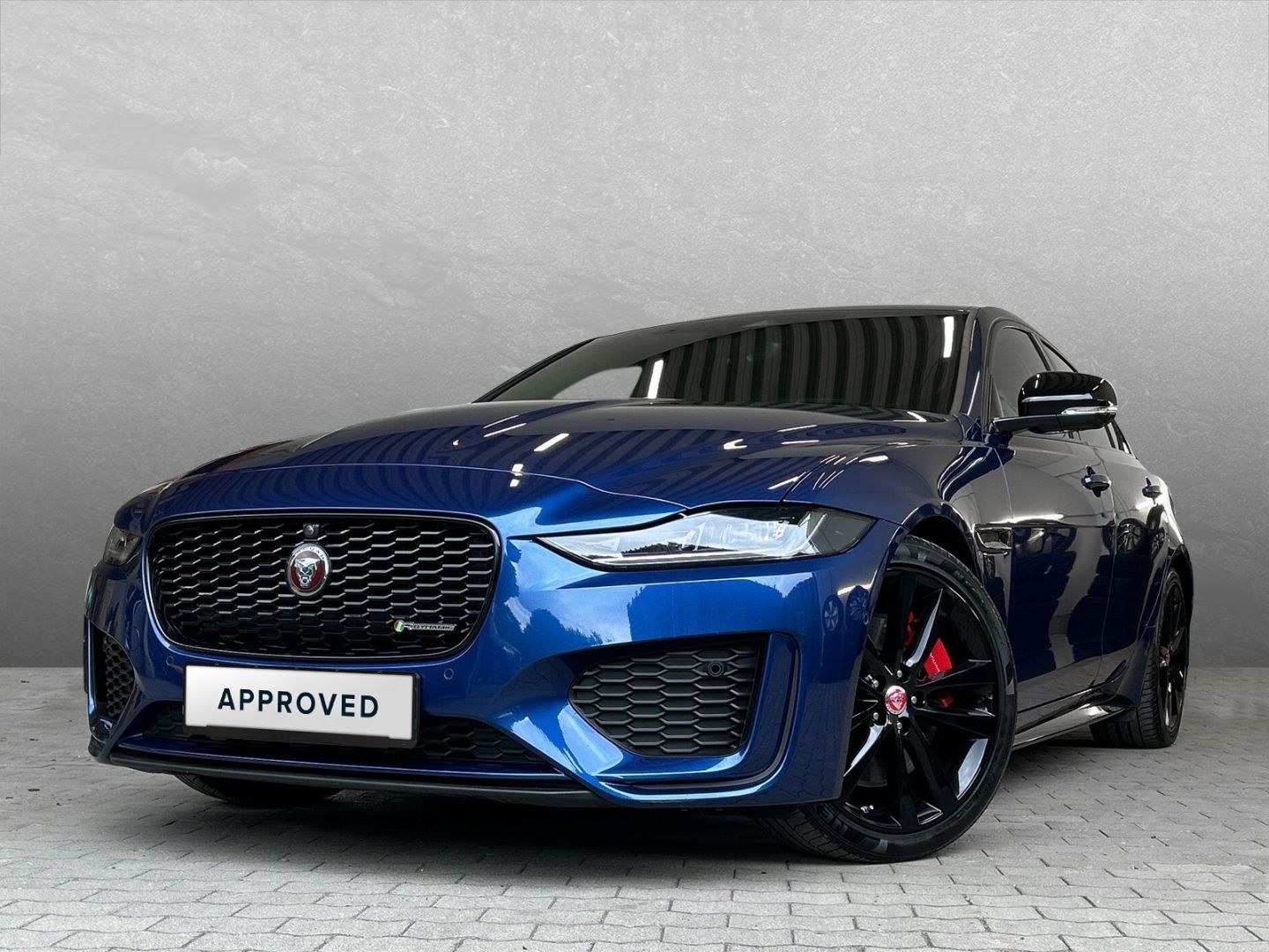 Jaguar XE R-Dynamic Black D200 Mild-Hybrid EU6d Meridia