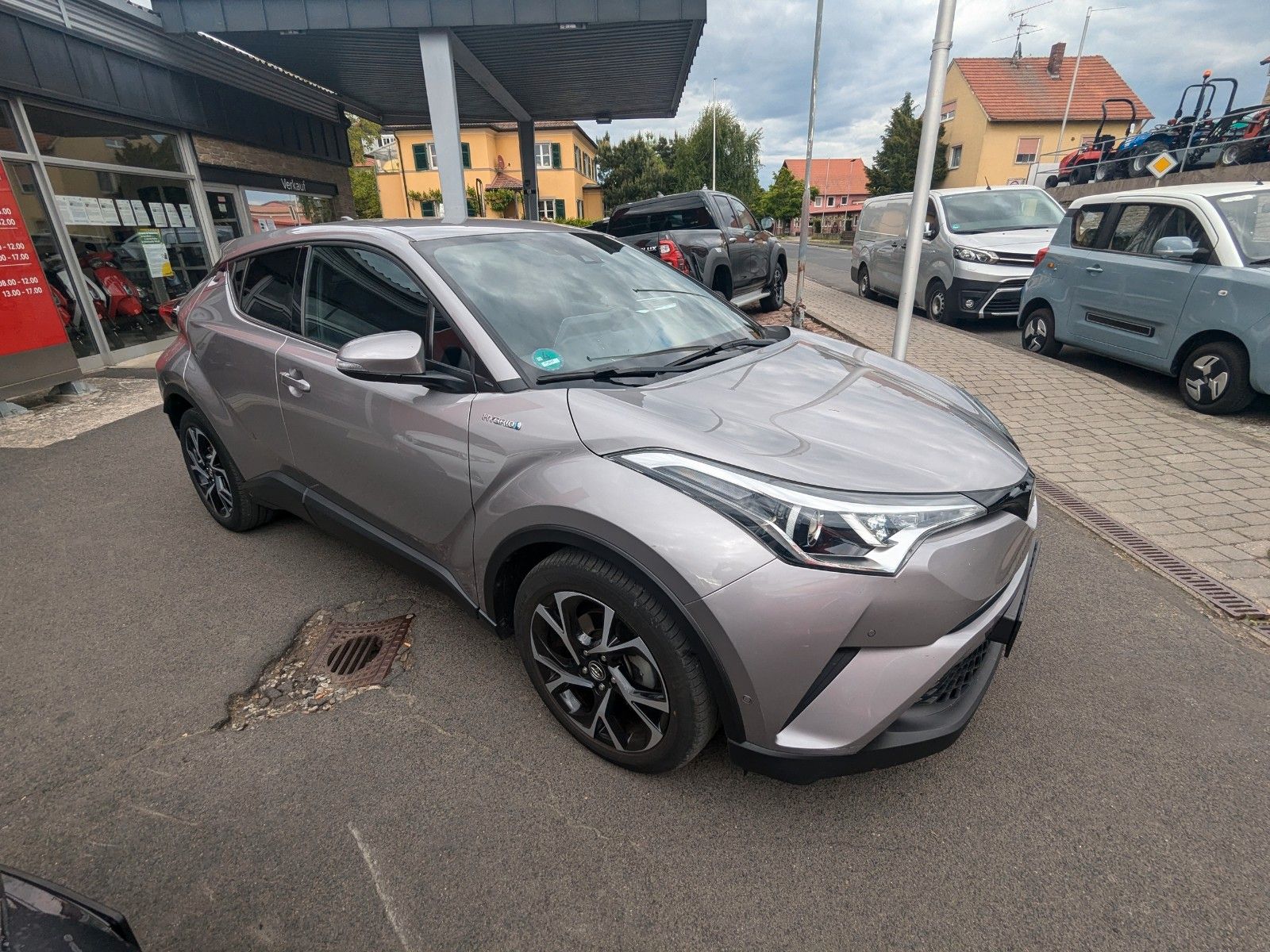 Toyota C-HR Hybrid Club - Samsaru's Car Outlet