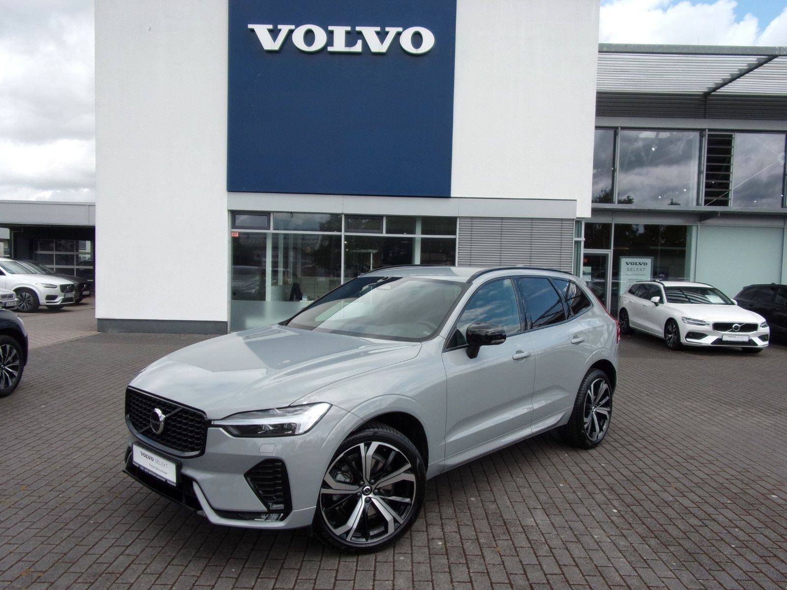 Volvo XC 60 B4 Plus Dark AWD - Samsaru's Car Outlet