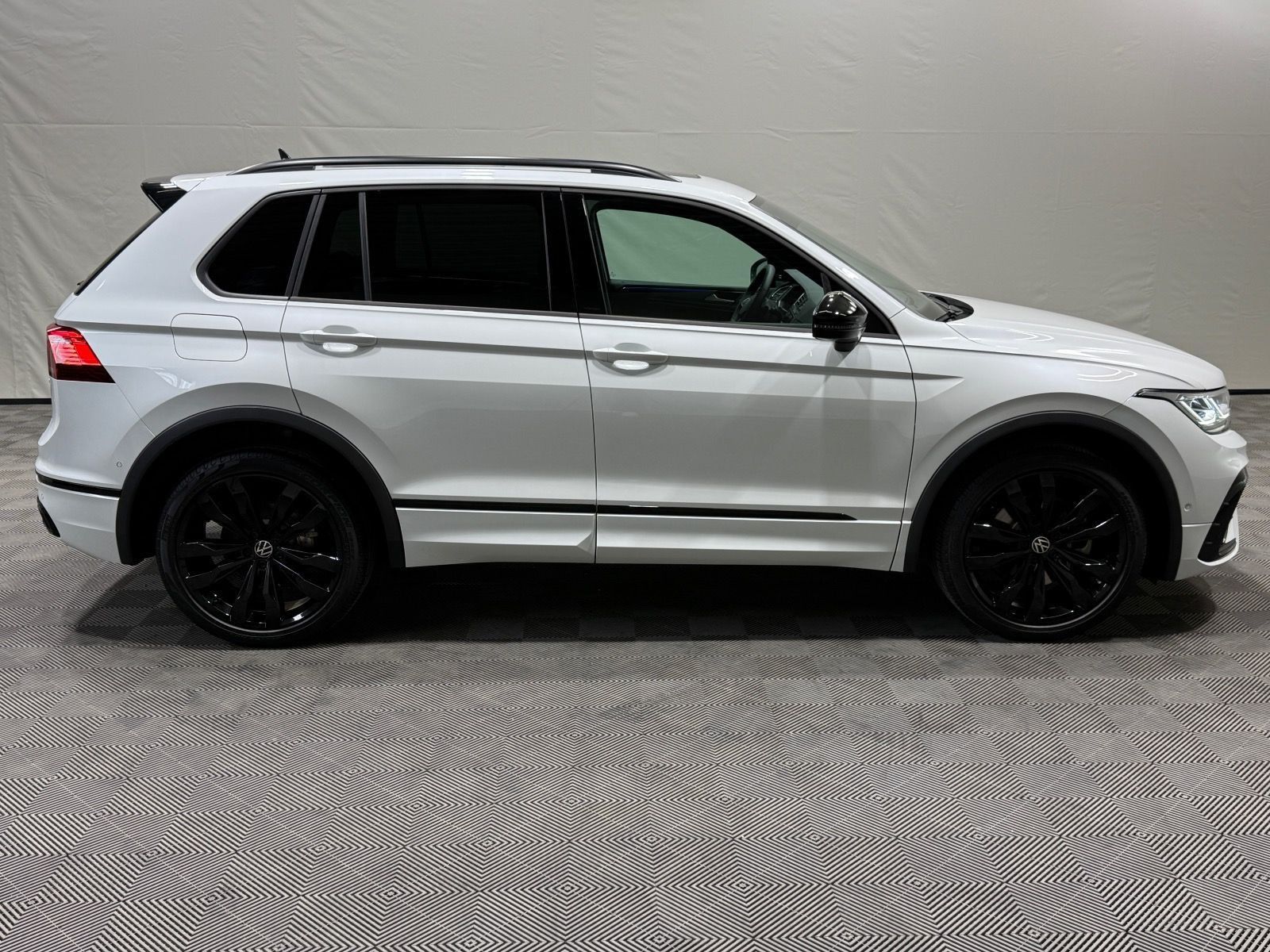 Volkswagen Tiguan R-Line 1.4 TSI eHybrid - Samsaru's Car Outlet