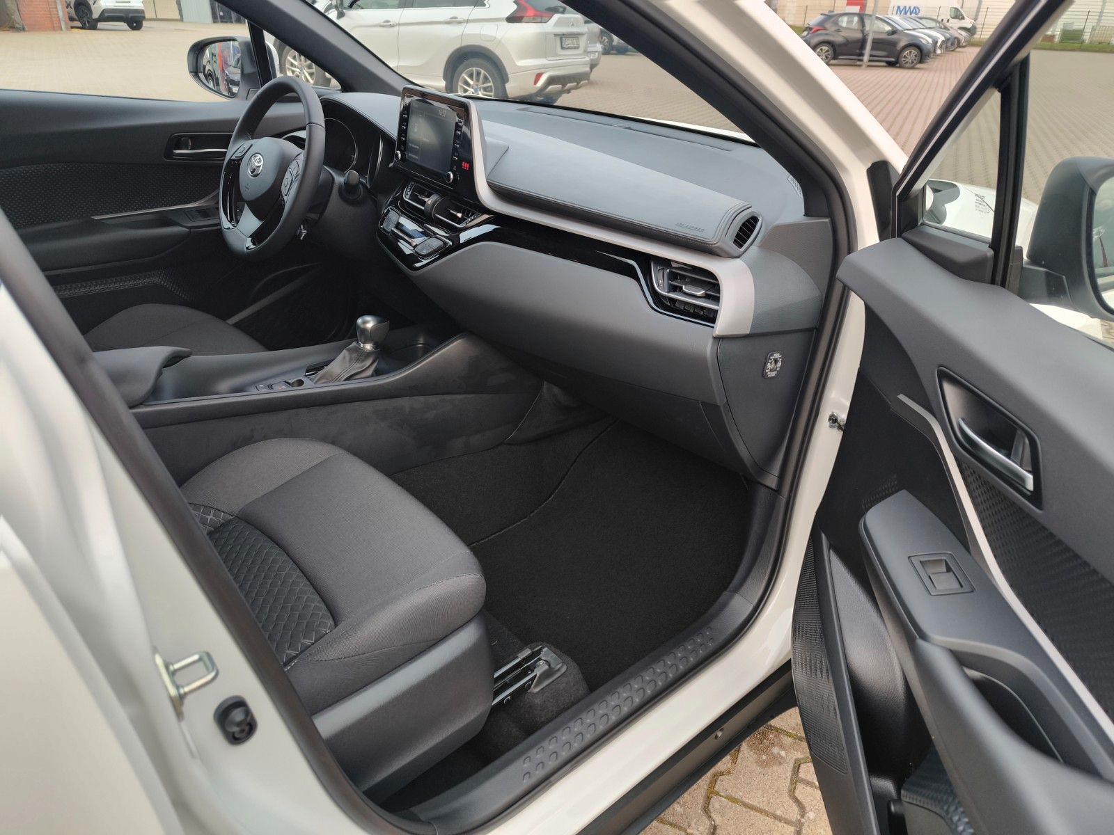 Toyota C-HR Hybrid Flow - Samsaru's Car Outlet