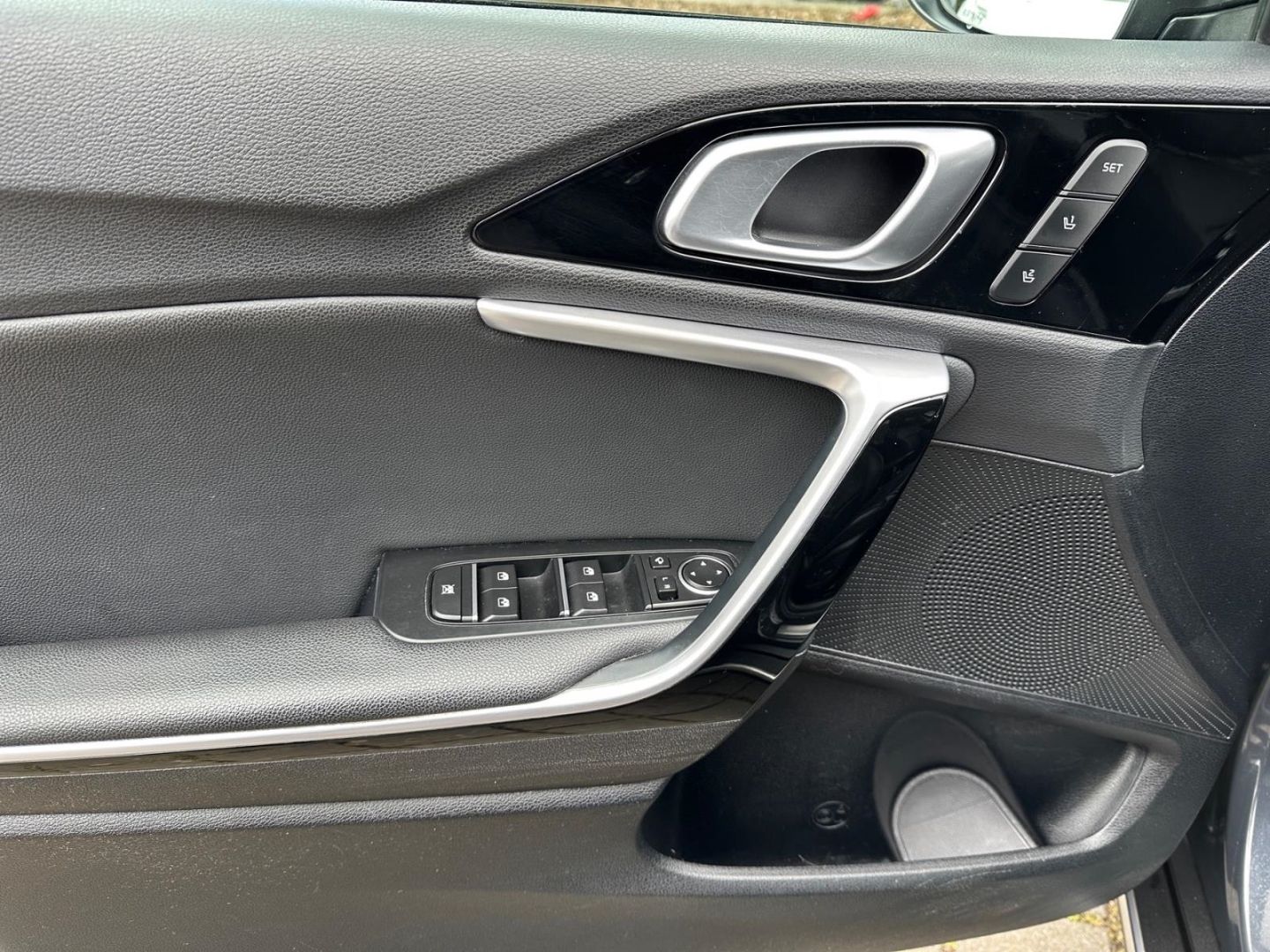 Kia XCeed PLATINUM Plug-in Hybrid - Samsaru's Car Outlet