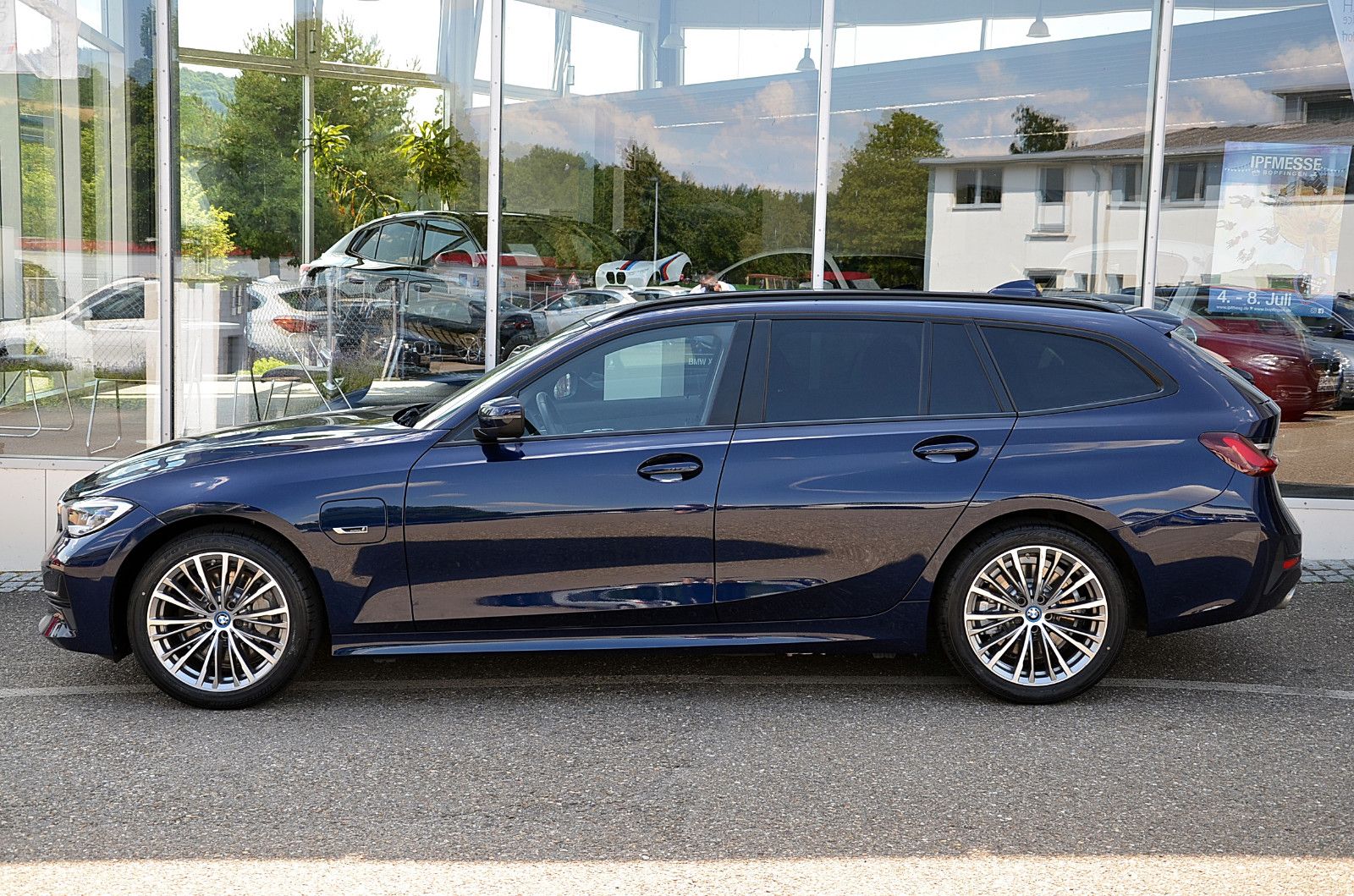 BMW 330e - Samsaru's Car Outlet