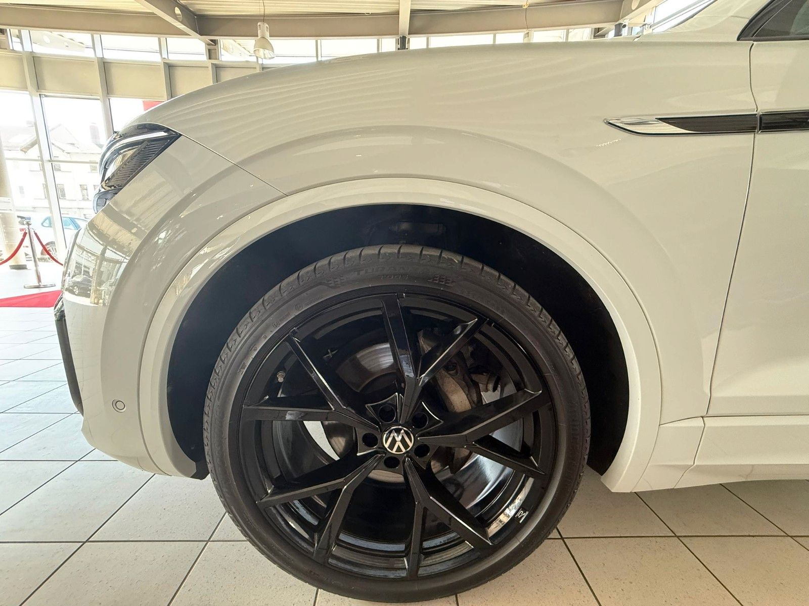 Volkswagen Touareg R-Line BLACK 3.0 TDI - Samsaru's Car Outlet