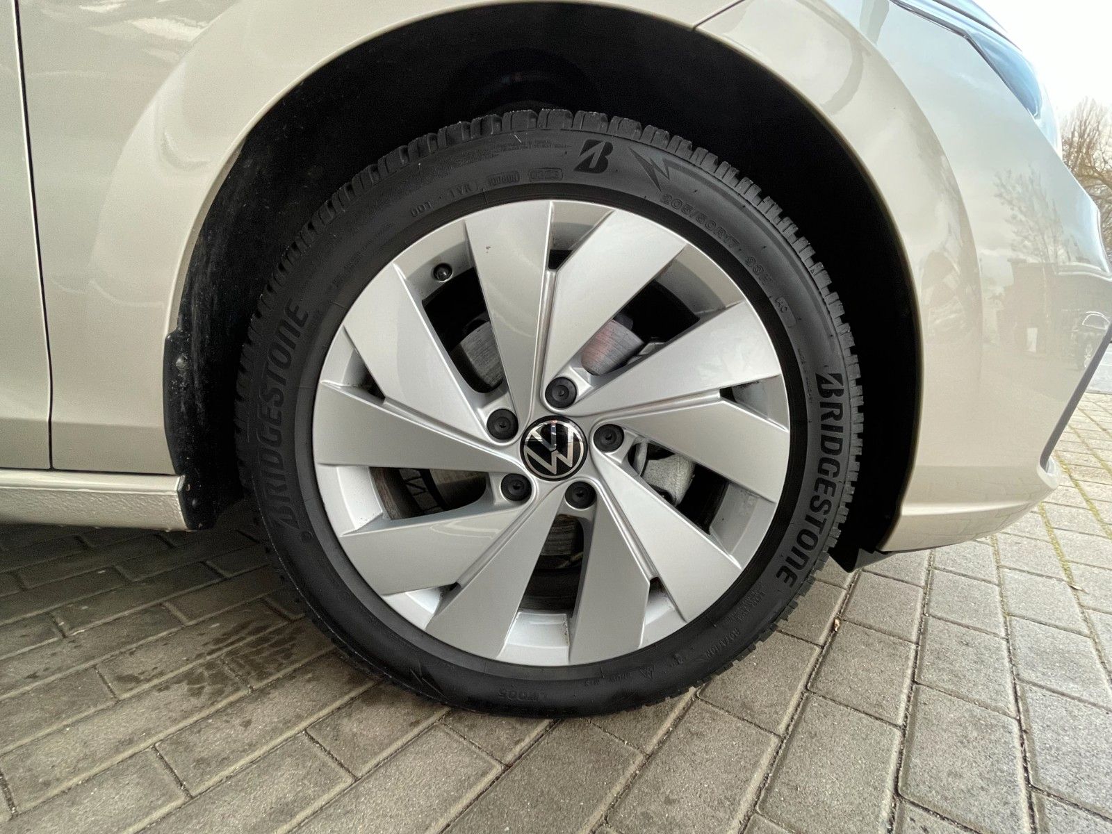 Volkswagen Golf 1.5 TSI MOVE - Samsaru's Car Outlet