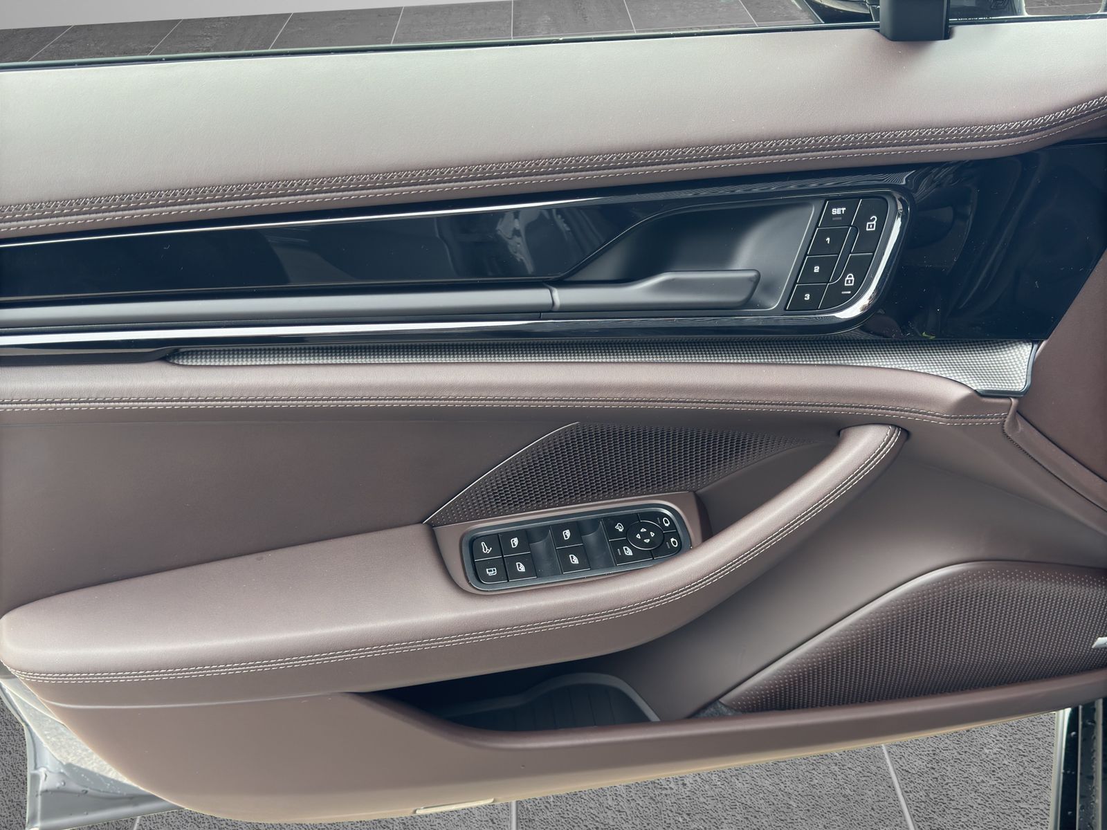 Porsche Panamera 4S E-Hybrid | SportDesign Paket schwarz