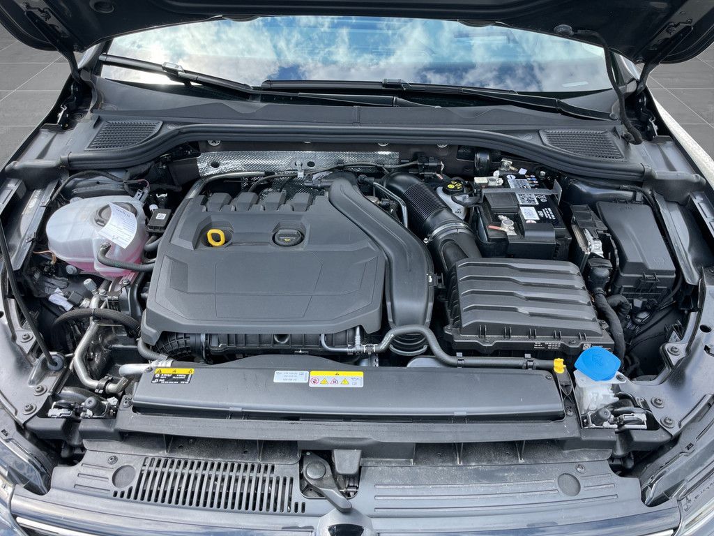 Volkswagen Golf VIII 1.5 eTSI MOVE - Samsaru's Car Outlet